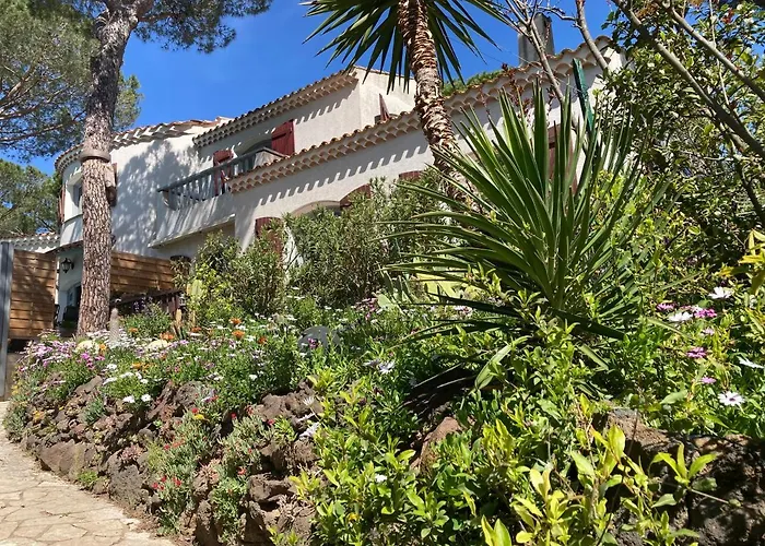 Naturiste Paulana 2* אגדה